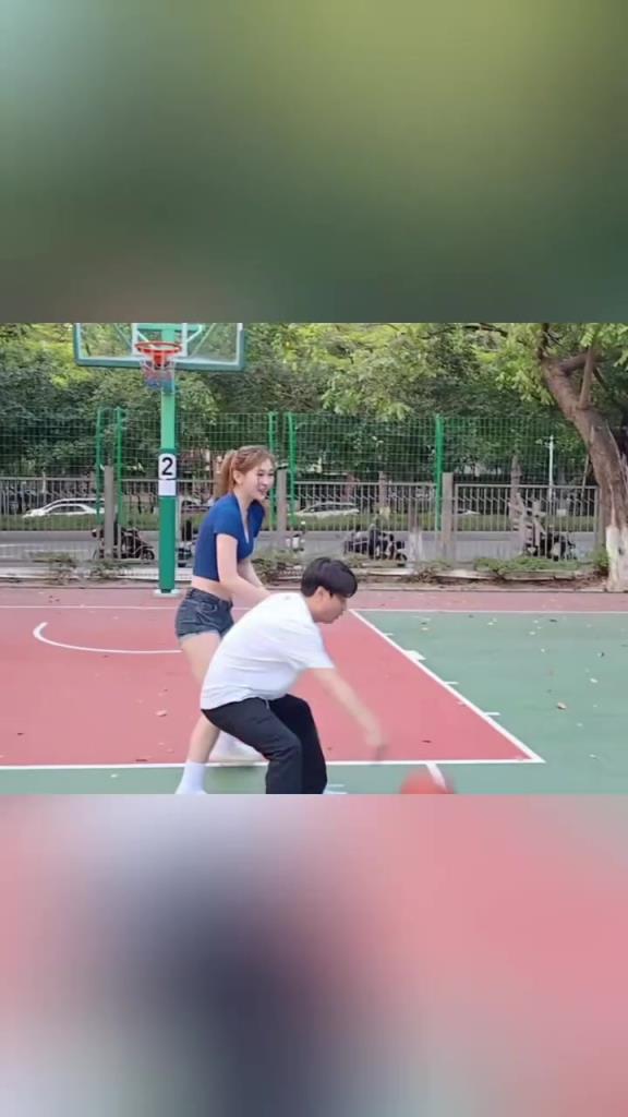 集夢會長背打一米8的女生，這是真打球??！