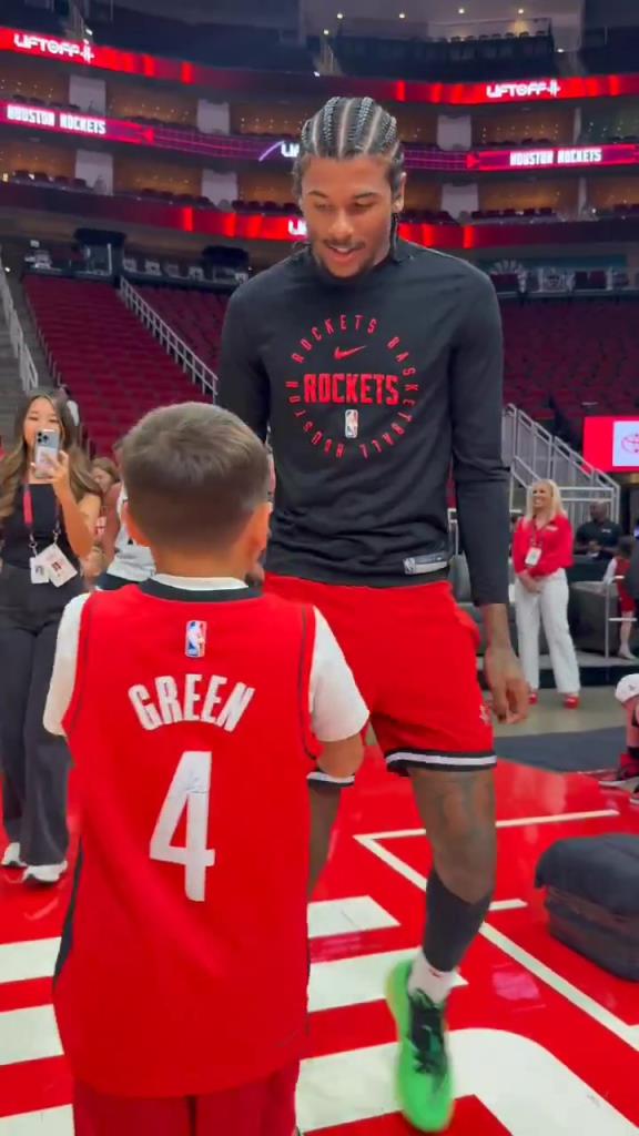 暖心偶像！小球迷賽前得到杰倫格林親簽球鞋球衣