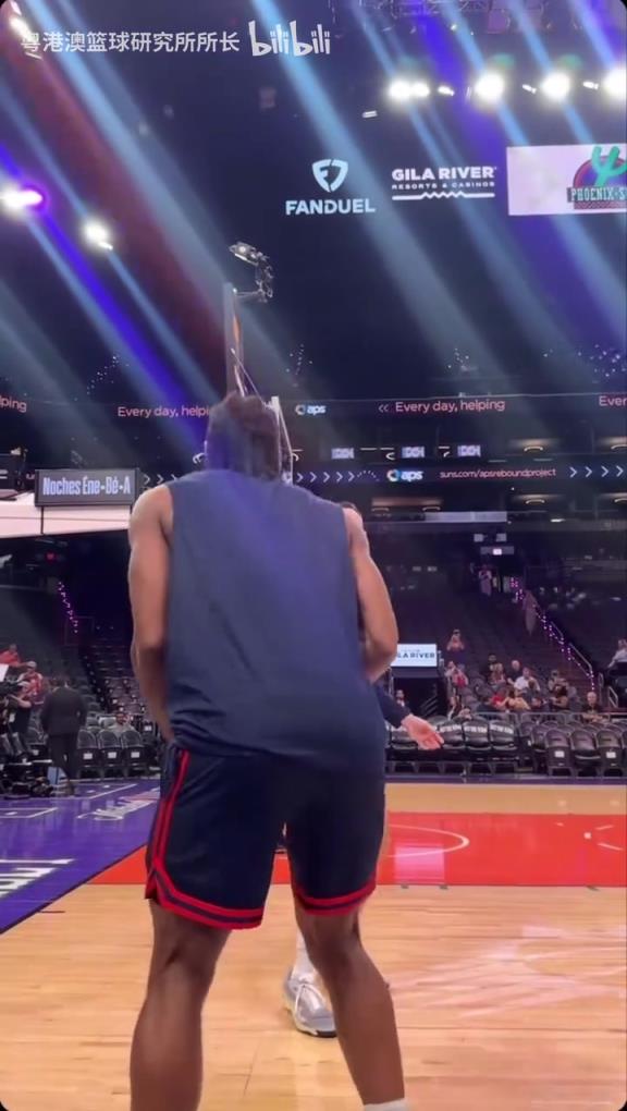 機(jī)器人級(jí)別的靜態(tài)身體！近距離看小卡的賽前熱身！