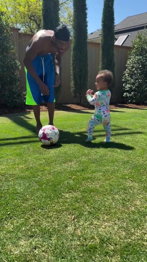 足球要從娃娃抓起！SGA帶娃踢足球，小孩摔倒時(shí)鼓掌“嘲笑”！